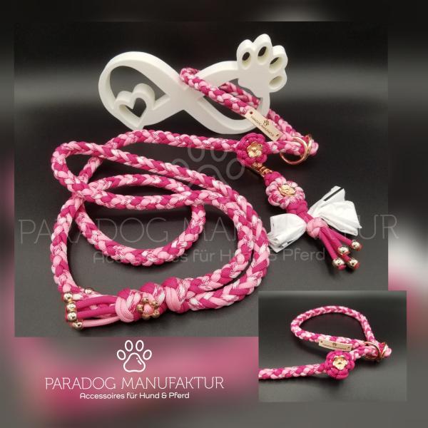 Retrieverleine Skadi - mit Stegring / Blümchen-Schiebeknoten & fester Handschlaufe - *Evtl. abgebildetes Zubehör, Deko oder Accessoires sind nicht im Lieferumfang enthalten. Retrieverleine Skadi - mit Stegring / Blümchen-Schiebeknoten & fester Handschlaufe - *Evtl. abgebildetes Zubehör, Deko oder Accessoires sind nicht im Lieferumfang enthalten.